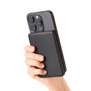 マグネット内蔵＆薄型で充電中のスマホ操作も快適！
