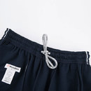 ウエストは、ゴム仕様&調節可能なドローコード付き