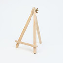 木製のイーゼルが付属しています（W11×H18.5cm）