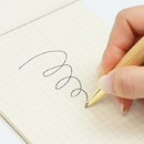 なめらかな書き心地の油性黒インク（0.7mm）