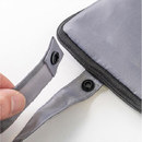 スナップボタン式のストラップ付なので鞄に取り付けることもできます