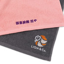 ロゴデザインや店舗名の名入れ刺繍をしたオリジナルタオルを1点から作成可能！