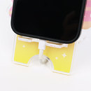 充電ケーブル用の穴が開いているため、立てかけながら充電できます